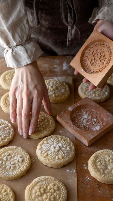 Live · cookie press
